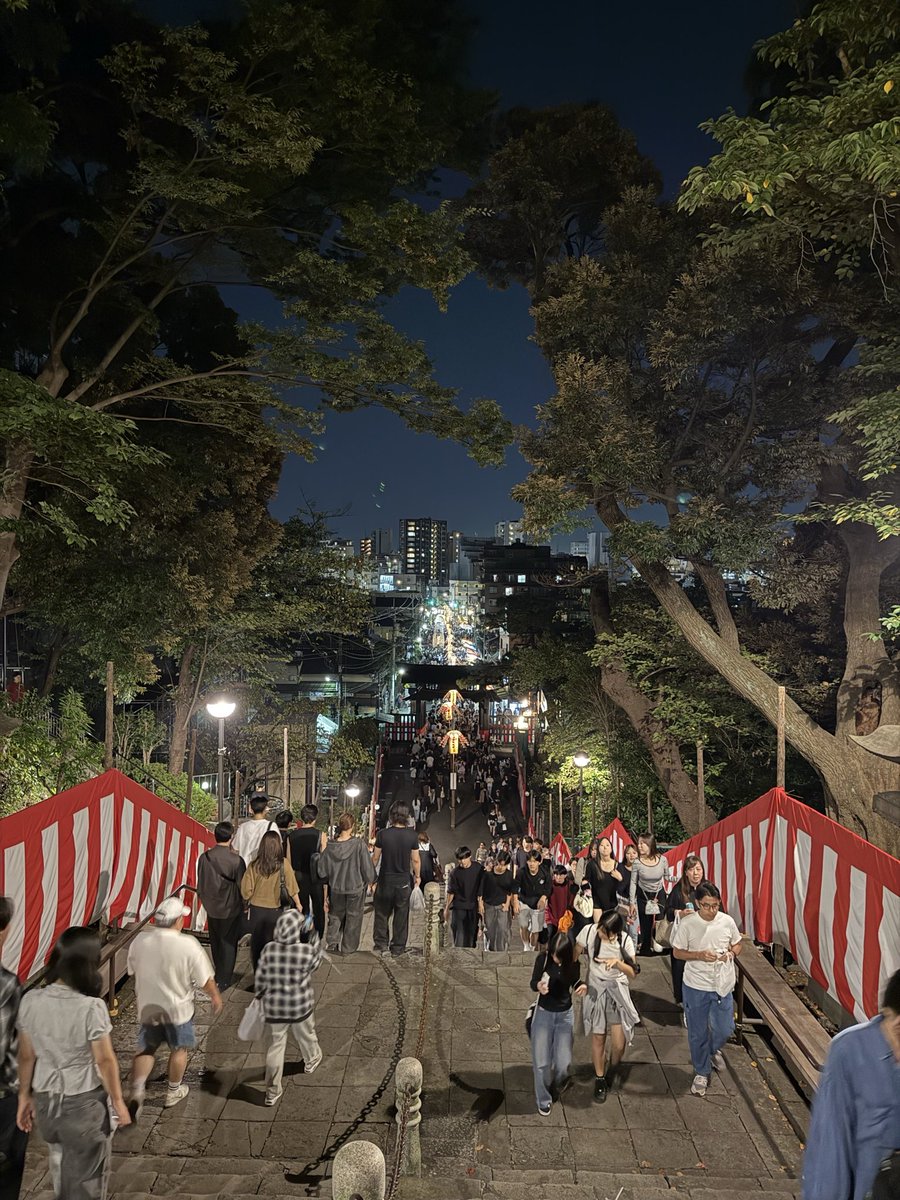 parallel_ofcl's tweet photo. 3連休が明けてもう週末ですね！！
皆さん、今年はお祭りに行かれましたか？
Parallelは3連休も仲良しで、地元池上の御会式というお祭りに出かけました😇

明日以降、11月のライブ予定の告知します〜✨
11月はライブ3本、さらに新曲も準備中です…to be continued...🎤🎸 https://t.co/BAVh7VtDG7