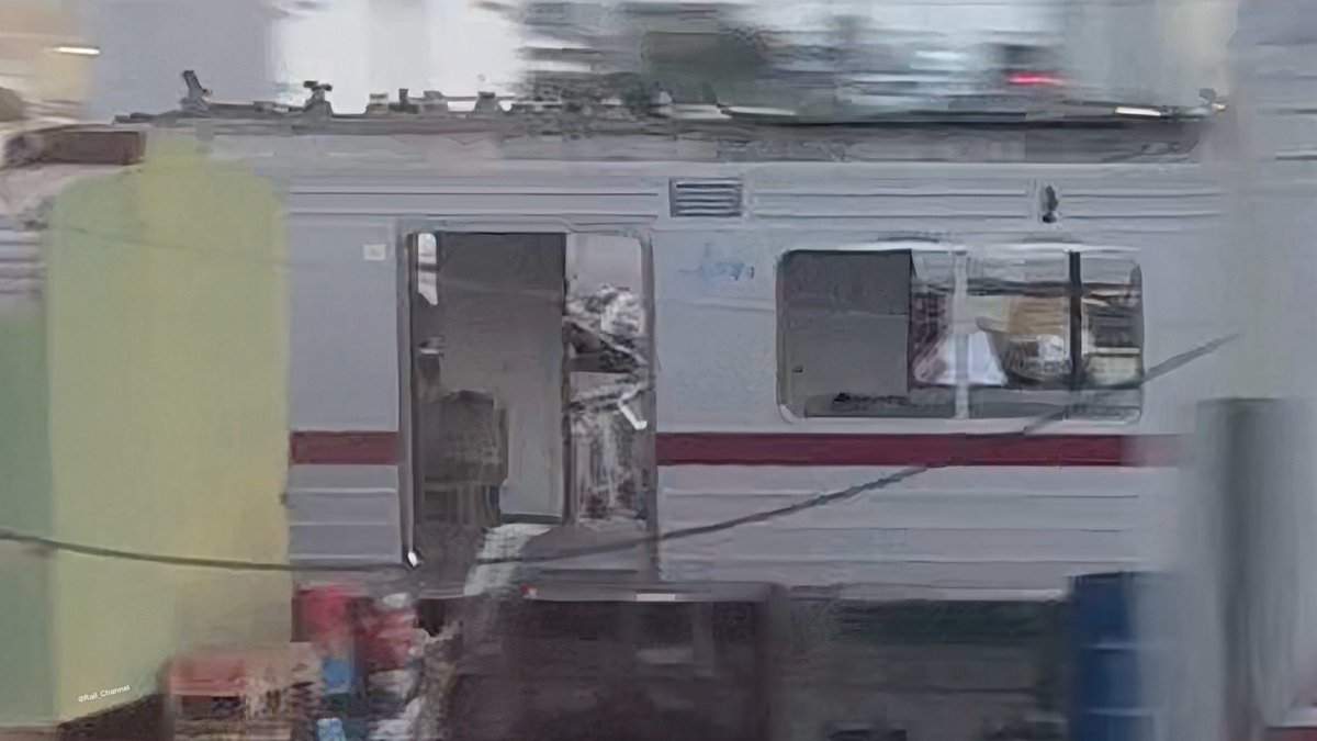 Rail_Channel's tweet photo. 2026.10.16  #北館林 
廃回から1週間。#31404F は33404号車と34404号車が解体。重機の前には32404号車、小屋の前に31404号車。#31604F は36604号車と35604号車が内装撤去。画像は36604号車と32404号車で、車輪と残骸もチラっと

#30000系 #東上線 https://t.co/1qoFor0TPs