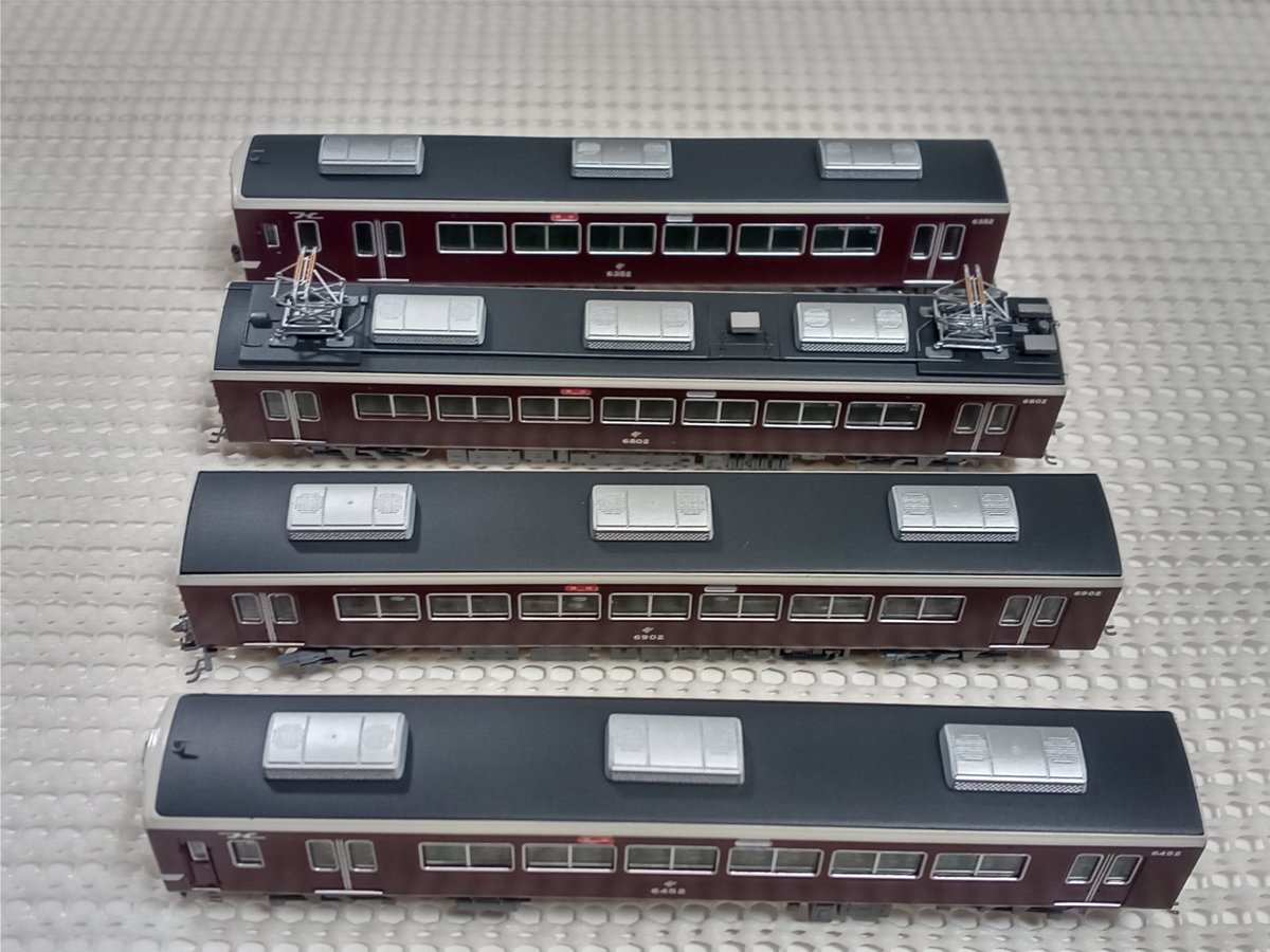 m65dprXR07nC0Ve's tweet photo. 阪急6300系6352F「名車6300系本線復活!! ∼懐かしの特急 往年の路を行く∼」仕様完成
鉄コレ阪急6300系嵐山線をベースに床機器をGM阪急5300系から流用
車番、Hマーク、ドアコックのインレタ貼ってクリアコート
屋根、下回りも塗装済
ヘッドマークは自作して取付
引退に間に合って良かった👍🏻 https://t.co/BeoeLAoNwE