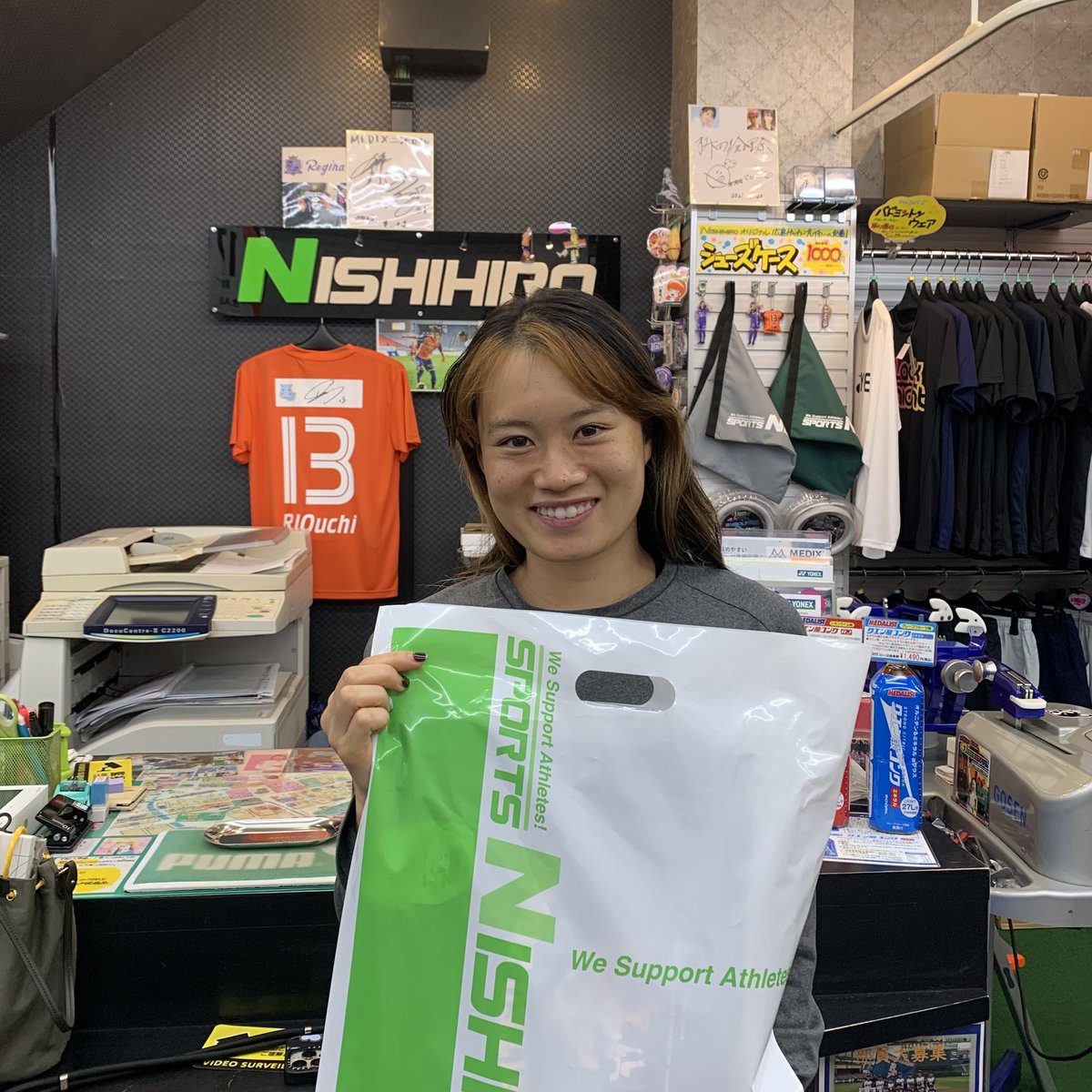 Nishihiro012's tweet photo. 『レジーナのダイナモ』柳瀬楓菜選手が、優勝🥇したアジア大会の なでしこジャパンから帰広して、名古屋のお土産を持って来店してくれました〜😊
ありがとう🙇🏻‍♂️🎵
今週末10/18(日)のベレーザ戦はホームのピースウイングで14時キックオフ⚽️
ピッチを縦横無尽に走りまくる楓ちゃんを応援に行こう‼️😄 https://t.co/l13cDGnu9H
