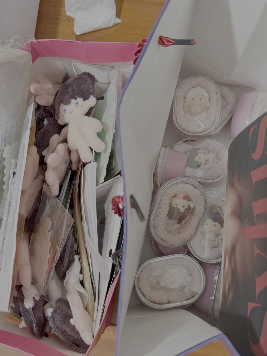 Youly112275's tweet photo. 我也不知道什么时候积攒了这么多无料
做着做着袋子就放不下了，然后还发不出去（10月12号） https://t.co/qeiqibCZvC