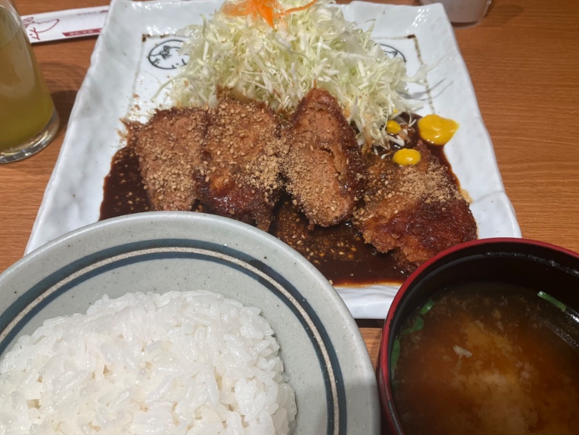 sumire9love's tweet photo. 東京駅に矢場とんあった🤭
今まで気づかなかったな。 https://t.co/ys5ZgztaaL