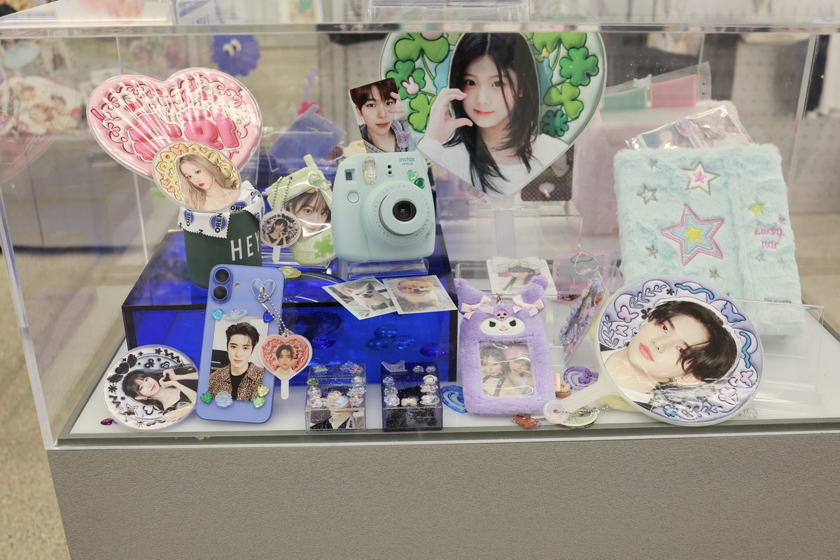 creatrip's tweet photo. Did you know you can make a custom T-shirt with your bias in Myeongdong??? 👀💗

Just bring a photo of your favorite idol and they'll print it right onto a T-shirt! The designs are really cute and the print quality is amazing. (They also have custom fans, photocards, and other K-pop merch.)

Book through the link below and get 10% off all items + 1 FREE photocard.👇
#Kpop #KpopMerch #SeoulTravel