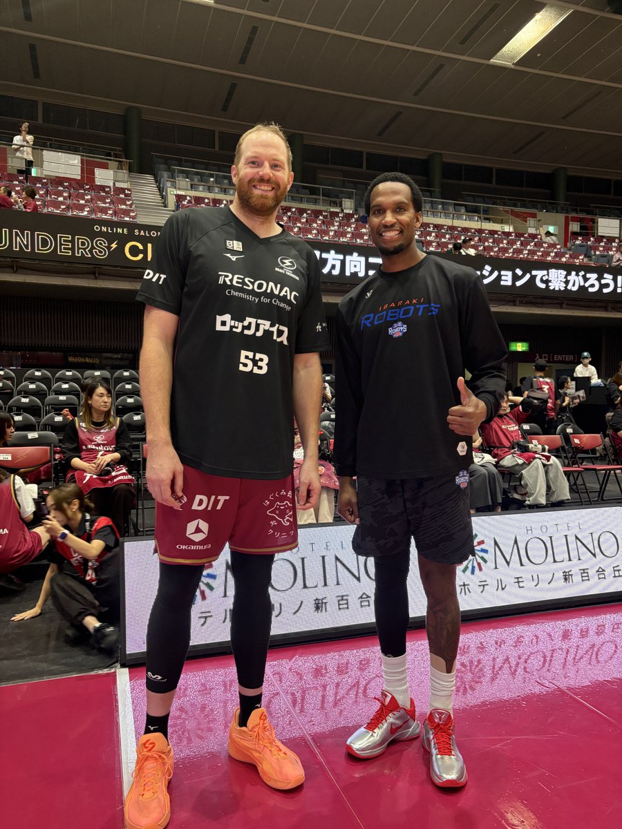 ibarakirobots's tweet photo. #琉球ゴールデンキングス 🌺

#ヴィック・ロー
🤝
#アレックス・カーク 選手

#茨城ロボッツ #GAMECHANGER https://t.co/rtfIjlfCPr