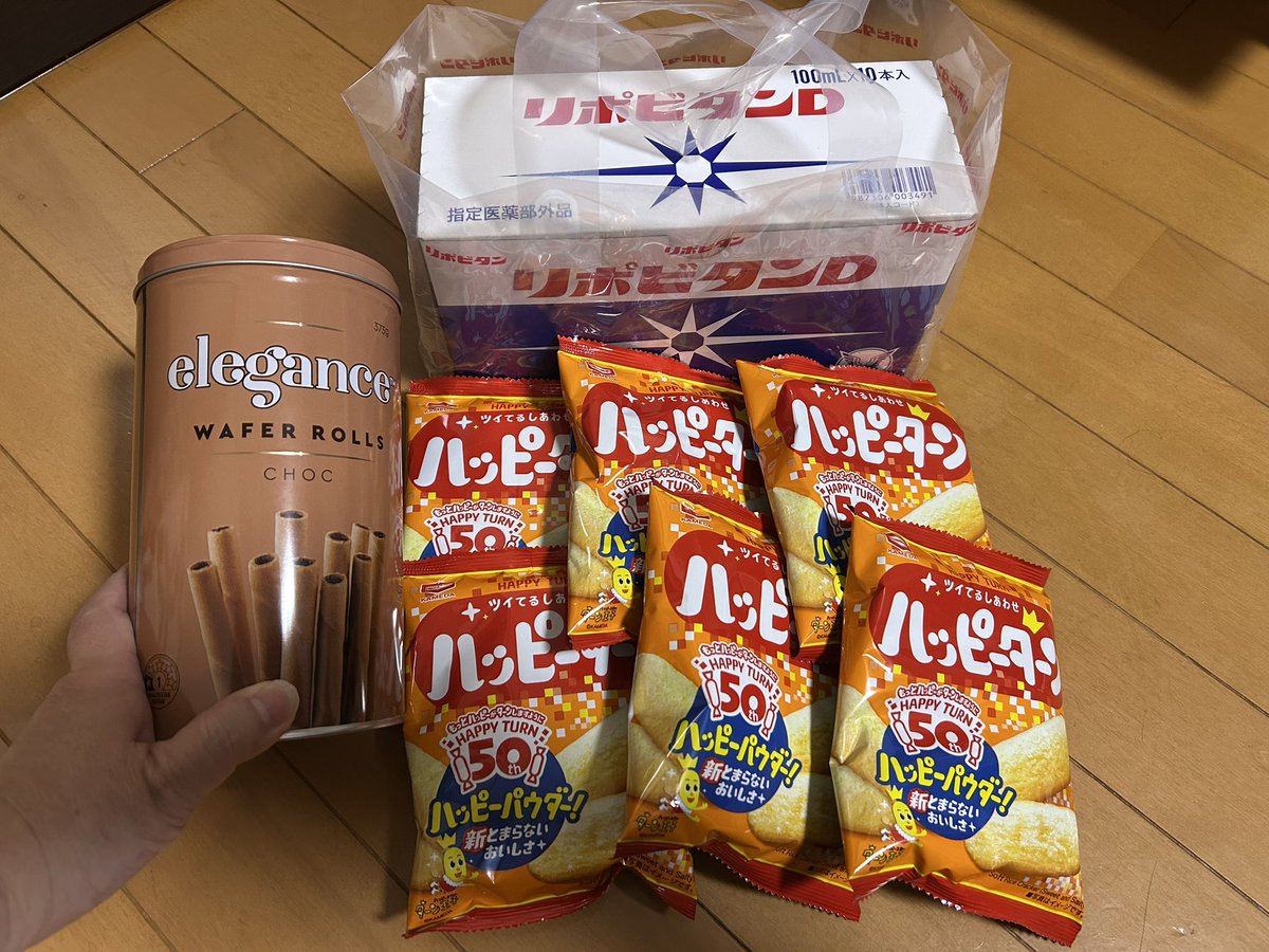 Raimu0528s's tweet photo. ライ君のシャンプー終わり、帰宅して……
あさりご飯と、あら汁を作った😮‍💨

お向かいのマダムおば様に、あさりご飯をお裾分けしたら、スゲ〜沢山のお返しを😨😱😭💦
わらしべ長者になった気分🤣🎶

ライ君モフモフ〜！
猫吸いしまくった😍♡♡
ソファーの角はライ君の仕業です🐱 https://t.co/9r2XeEDH9M