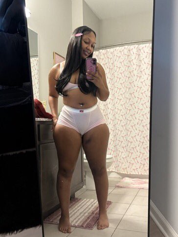 Prettynicolemb's tweet photo. 2 bunk beds🍑💋 https://t.co/IZXOMcAZgg