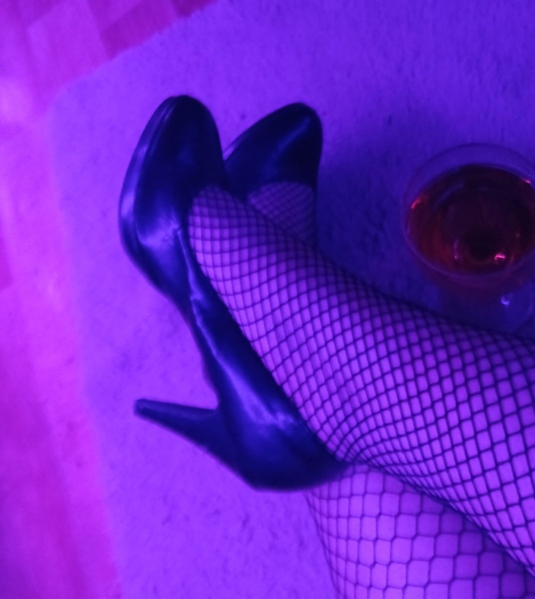 RivaRiot's tweet photo. Good wine. Bad intentions. 
Zero regrets💋
#HighHeels #Fishnets #feetfetısh https://t.co/Md24H242vF