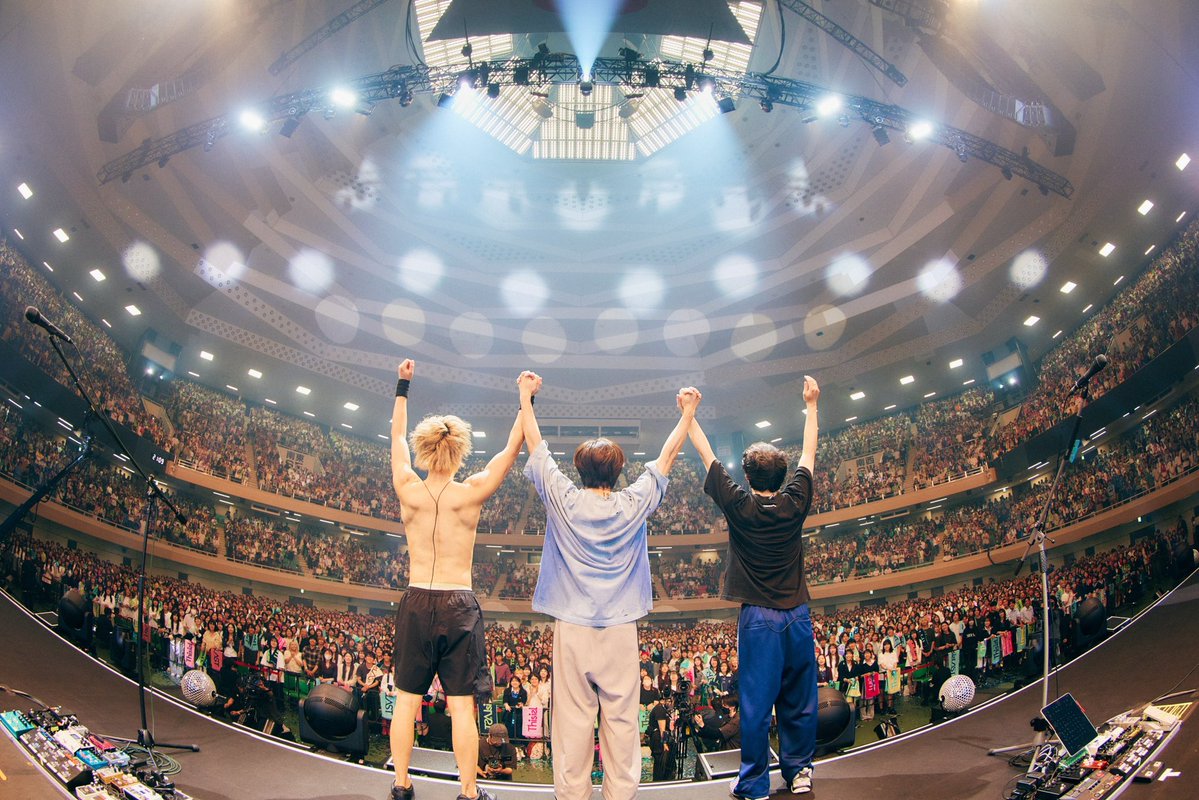 Teru_SL13's tweet photo. 2026.10.15 
初の日本武道館 単独公演
one man live at 日本武道館 "通過点"
完全sold out‼︎

ありがとうございました
ロックバンドとして一歩ずつ着実に積み上げてきたからこその武道館でした

これからもThis is LASTをよろしくお願いします！

photo by @junpeihiyoshi 
#ThisisLAST 
#LAST武道館 https://t.co/PftcRa3vkr