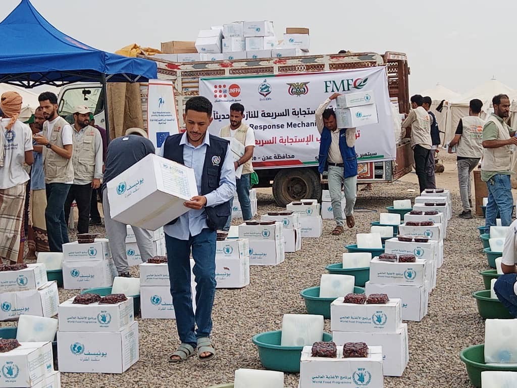 eu_echo's tweet photo. As conflict continues to escalate in Yemen, newly displaced families urgently need safety and support.

Thanks to the EU, @WFPYemen distributes assistance in newly established Al Fardoos settlement in Aden, providing essential relief to displaced families in need. 📦 https://t.co/OAAQ07mz46