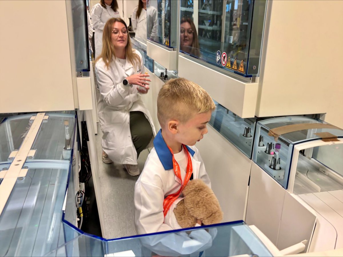 NHSGGC's tweet photo. 🧪 Meet Matthew, 6, the first child in NHSGGC to take a Harvey’s Lab Tour!

After wondering what happens to blood samples, he went behind the scenes at QEUH to follow their journey through the lab and meet our biomedical scientists.

Read more: https://t.co/1cDLDn2weu https://t.co/kvzsskq7nh