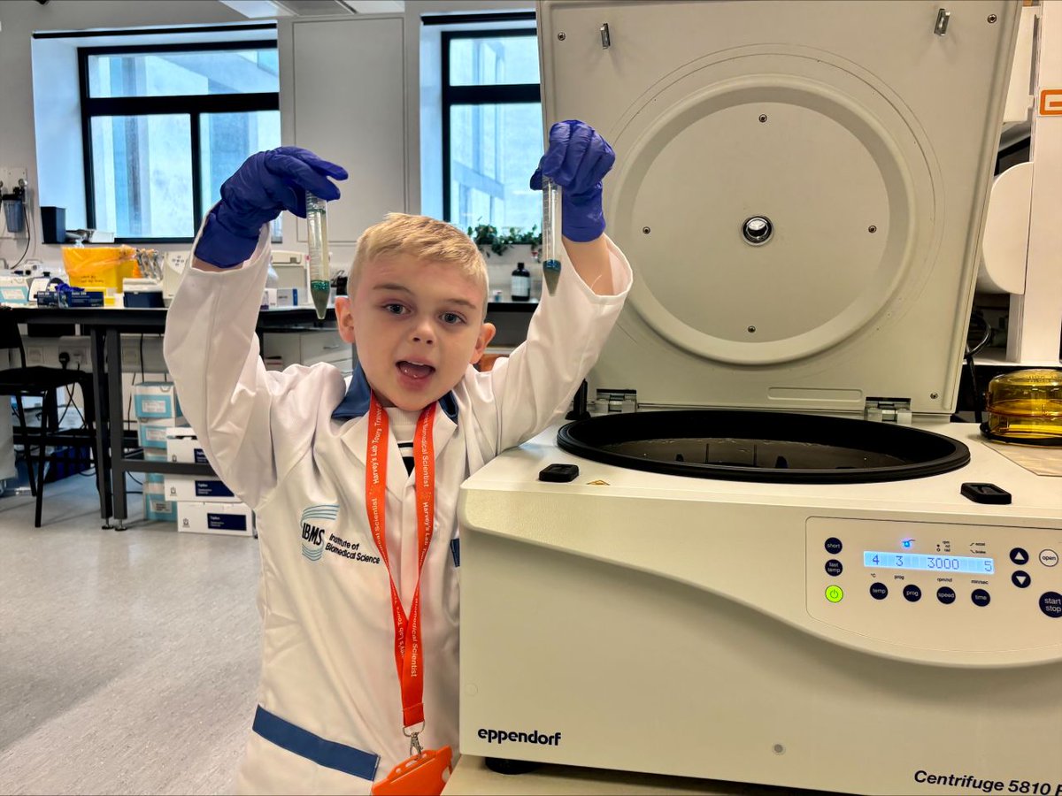 NHSGGC's tweet photo. 🧪 Meet Matthew, 6, the first child in NHSGGC to take a Harvey’s Lab Tour!

After wondering what happens to blood samples, he went behind the scenes at QEUH to follow their journey through the lab and meet our biomedical scientists.

Read more: https://t.co/1cDLDn2weu https://t.co/kvzsskq7nh