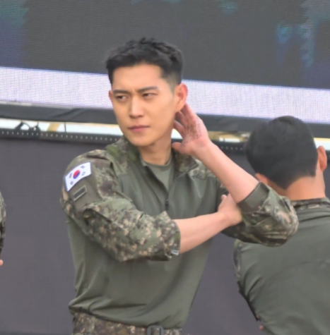 words_memes's tweet photo. 손바닥에 가사인지 뭔지 빼곡하게 쓴 거 ㅋㅋㅋㅋㅋ https://t.co/53nrEumYaK