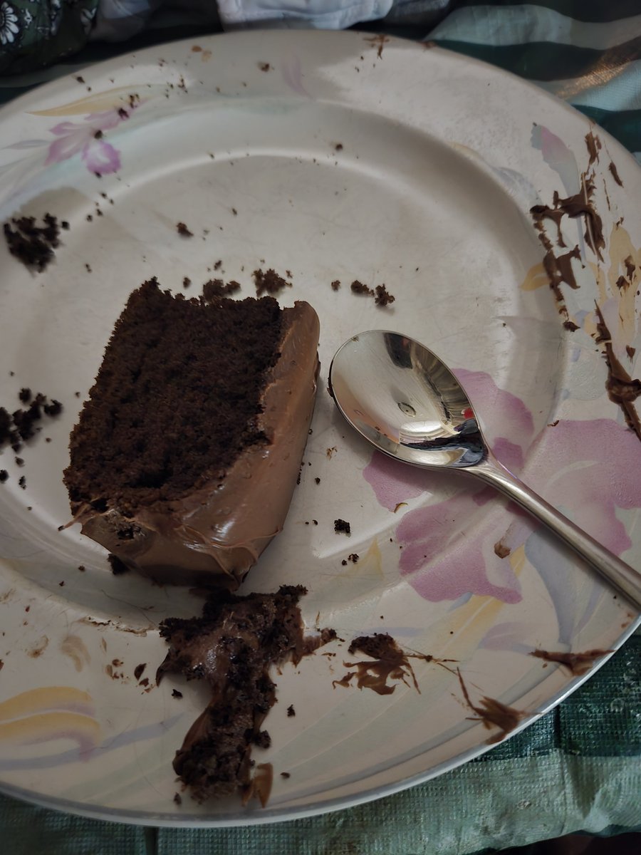 rshedss's tweet photo. any calorie estimates? its a box cake mix with chocolate frosting sigh. tastes horrible tbh, urges kicked in though </3 https://t.co/ukkQGNKqlX