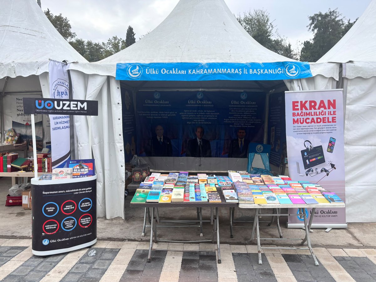 argedemenli's tweet photo. 📚 11. Uluslararası Kahramanmaraş Kitap Fuarı’ndayız! 🇹🇷

Ülkü Ocakları İl Başkanlığı olarak, 11. Uluslararası Kahramanmaraş Kitap Fuarı’na katılım sağladık.

Bilginin, kültürün ve fikirlerin buluştuğu bu anlamlı organizasyonda; okuyan, araştıran, düşünen ve milli-manevi değerlerine bağlı bir neslin yetişmesine katkı sunmanın önemine inanıyoruz.

Kitapların aydınlattığı yolda, kültürümüzü ve değerlerimizi yaşatmaya, gençlerimizi bilgiyle buluşturmaya devam ediyoruz.

Bu güzel organizasyonun düzenlenmesinde emeği geçen herkese teşekkür ediyor, fuarın hayırlara vesile olmasını diliyoruz.