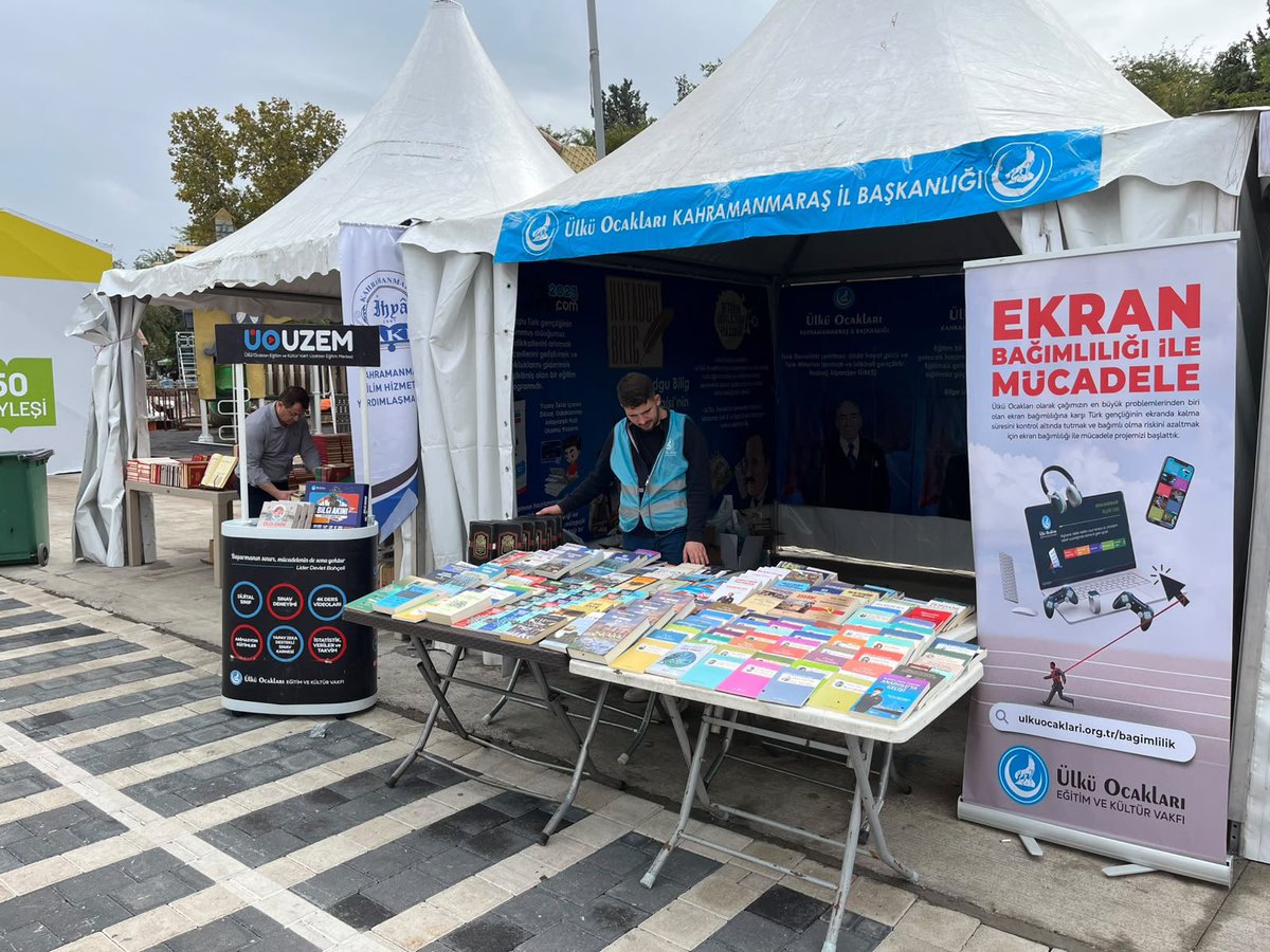 argedemenli's tweet photo. 📚 11. Uluslararası Kahramanmaraş Kitap Fuarı’ndayız! 🇹🇷

Ülkü Ocakları İl Başkanlığı olarak, 11. Uluslararası Kahramanmaraş Kitap Fuarı’na katılım sağladık.

Bilginin, kültürün ve fikirlerin buluştuğu bu anlamlı organizasyonda; okuyan, araştıran, düşünen ve milli-manevi değerlerine bağlı bir neslin yetişmesine katkı sunmanın önemine inanıyoruz.

Kitapların aydınlattığı yolda, kültürümüzü ve değerlerimizi yaşatmaya, gençlerimizi bilgiyle buluşturmaya devam ediyoruz.

Bu güzel organizasyonun düzenlenmesinde emeği geçen herkese teşekkür ediyor, fuarın hayırlara vesile olmasını diliyoruz.