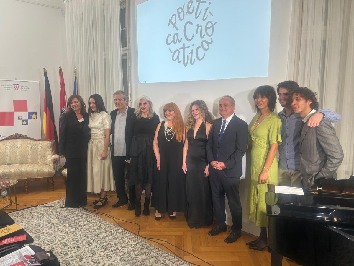 KroBotschaft's tweet photo. Ein Abend voller Poesie, Emotionen und 🇭🇷 Musik in #Berlin! Die jungen Künstler des Ensembles POETICA CROATICA begeisterten mit ihren Darbietungen und feierten die Schönheit der 🇭🇷 Sprache und das reiche kulturelle Erbe 🇭🇷. 

Vielen Dank für diesen wunderbaren Abend! 🤩📚🎼👏 https://t.co/vWtpyYeZOm
