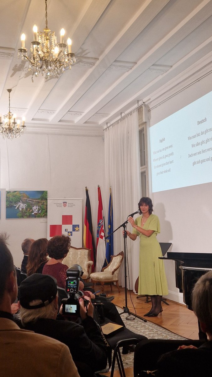 KroBotschaft's tweet photo. Ein Abend voller Poesie, Emotionen und 🇭🇷 Musik in #Berlin! Die jungen Künstler des Ensembles POETICA CROATICA begeisterten mit ihren Darbietungen und feierten die Schönheit der 🇭🇷 Sprache und das reiche kulturelle Erbe 🇭🇷. 

Vielen Dank für diesen wunderbaren Abend! 🤩📚🎼👏 https://t.co/vWtpyYeZOm