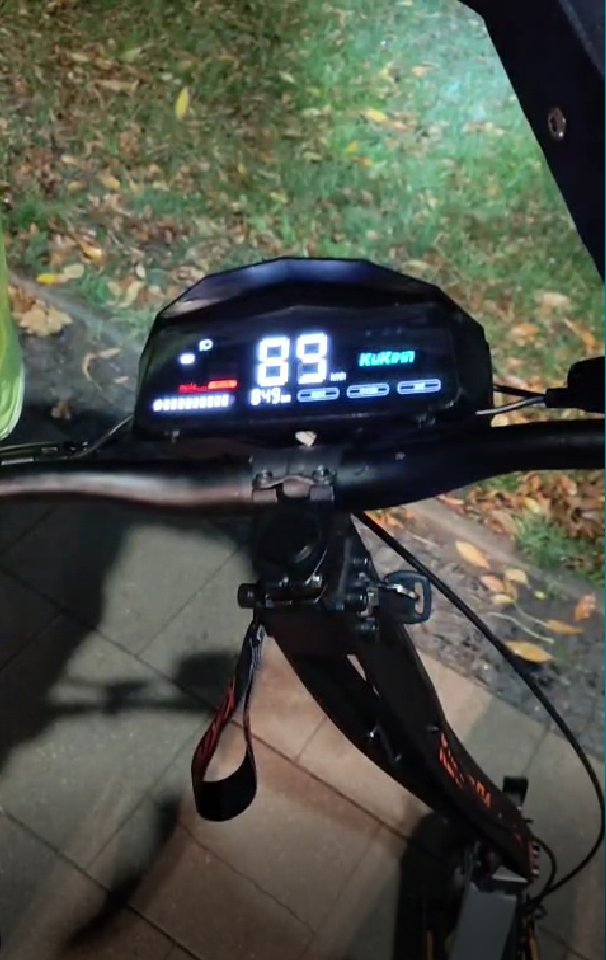 KPPRadzynPodl's tweet photo. 1️⃣7️⃣-latek kierujący hulajnogą elektryczną🛴 zderzył się z Fordem🚙 w Radzyniu Podlaskim.

Jak się okazało, chłopiec z dużą prędkością wjechał bezpośrednio pod auto. Poruszał się bez kasku ochronnego oraz oświetlenia, a po zdarzeniu uciekł z miejsca. https://t.co/jY8q24w6Tf
