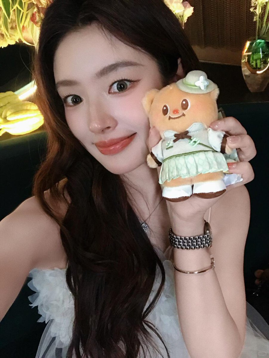 xuruohanarchive's tweet photo. 📸 261016 Xu Ruohan Xiaohongshu Update #徐若晗 #XURUOHAN

“work log from yesterday and bread with xixi🍞” https://t.co/YLrXi5T60C