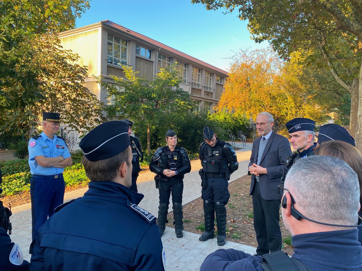 Prefet76's tweet photo. 👮Ce matin, le préfet de la Seine-Maritime est allé à la rencontre des policiers et gendarmes mobilisés depuis le début du mouvement lycéen à Rouen.

Le préfet a salué le comportement très professionnel et républicain des forces de l’ordre en Seine-Maritime, qui ont constamment fait preuve de maîtrise et d’efficacité au cours des derniers jours.

Il a tenu à leur témoigner sa reconnaissance pour leur mobilisation et leur engagement au service de la sécurité de tous, dans le respect des libertés publiques.
@PoliceNat76 | @gendarmerie_076