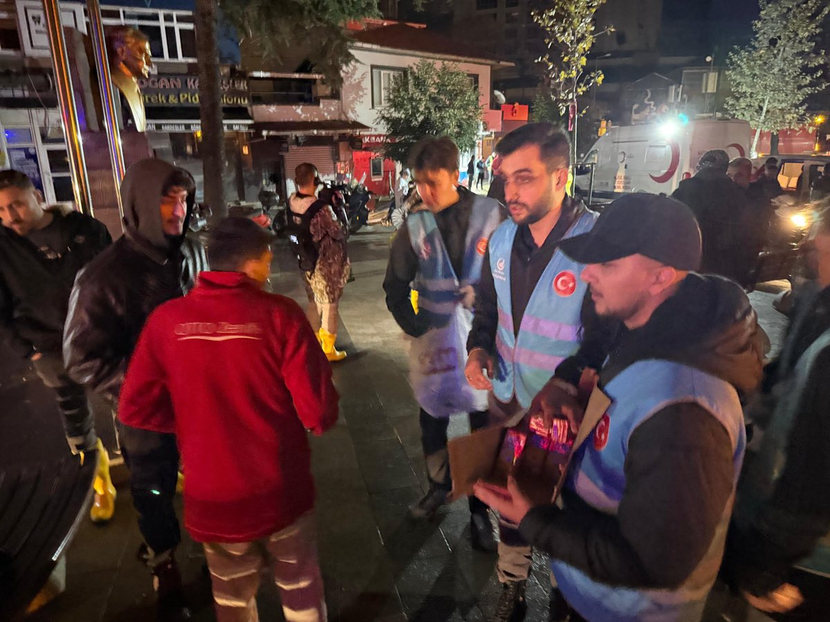 Ulku_Ocaklari's tweet photo. 📍İstanbul 

Ülkü Ocakları İstanbul İl Başkanlığı tarafından, Sarıyer'de, Şişli'de ve Ayazağa'da meydana gelen sel felaketinde AFAD ile koordinasyon sağlanarak yardım çalışmalarında bulunuldu. https://t.co/7MzsE7DXPv