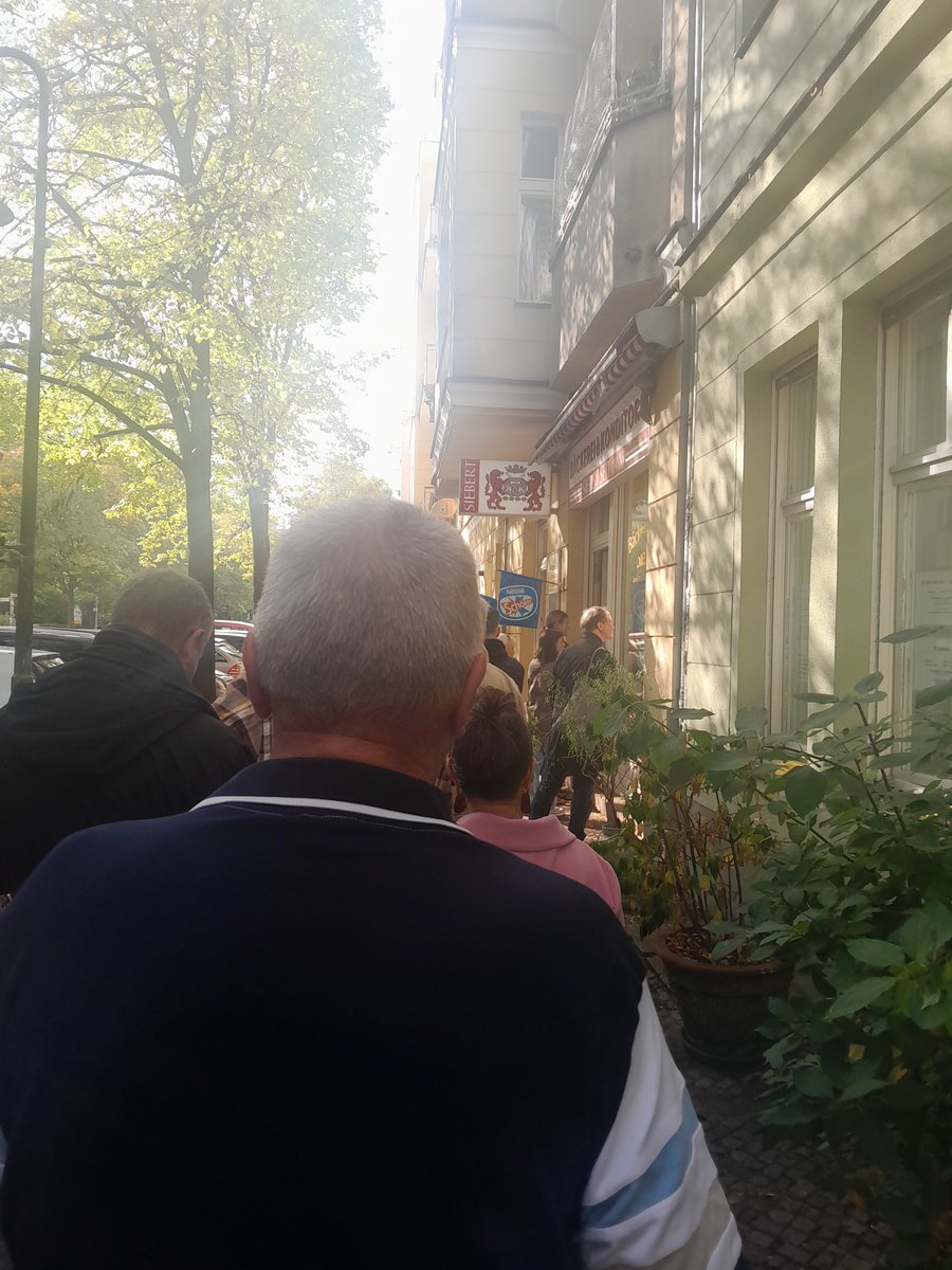 Justin_Rihanna's tweet photo. Zahnarzt und beim ältesten Bäcker von Berlin https://t.co/IfuoXeP4vX