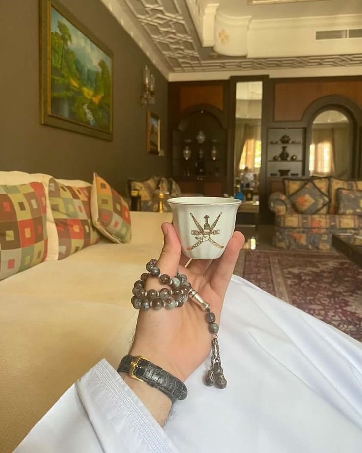 il__8ll's tweet photo. الفنجان اللي دق خشومهم .

ملاحظة/من الناحية الفصيحة التراثية والتأصيل اللغوي، "فِنْجان" (بالنون) هي الأدق والأصلح والأكثر فصاحة https://t.co/eLeAwdgPJO