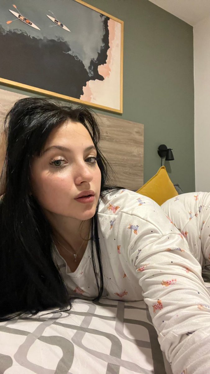 freyacoolsy's tweet photo. getting ready for bed but somehow still finding excuses to take pictures 🎀 https://t.co/5Yqf4JhMyC