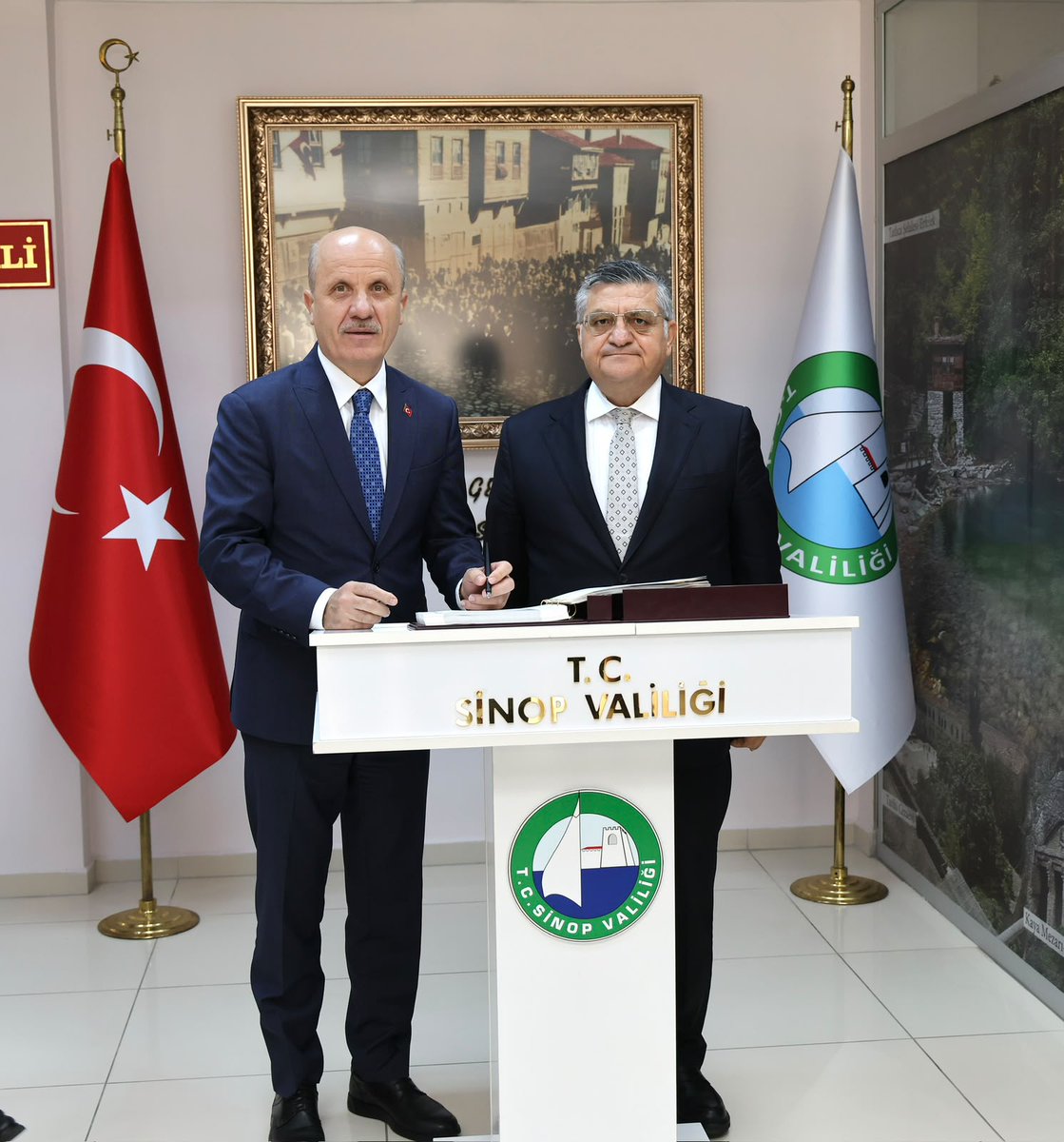 erolozvar's tweet photo. 📍 Sinop

Karadeniz’in eşsiz kıyılarında, tarihî ve kültürel birikimiyle öne çıkan güzel şehrimiz Sinop’tayız.

Programımız kapsamında ilk olarak Sinop Valisi Sayın @mustafaozarslnn’ı makamında ziyaret ettik. Görüşmemizde şehrin yükseköğretim imkânları ve üniversitemizin bölgeye sunduğu katkılar üzerine fikir alışverişinde bulunduk.

Ardından @sinopuniversity Rektörü @ProfDrSTasdemir hocamızla bir araya gelerek üniversitemizin akademik çalışmaları, bölgesel ihtisaslaşma hedefleri ve önümüzdeki döneme ilişkin planlarını ele aldık.

Nazik ev sahiplikleri için Sayın Valimize ve Rektör Hocamıza teşekkür ediyorum.