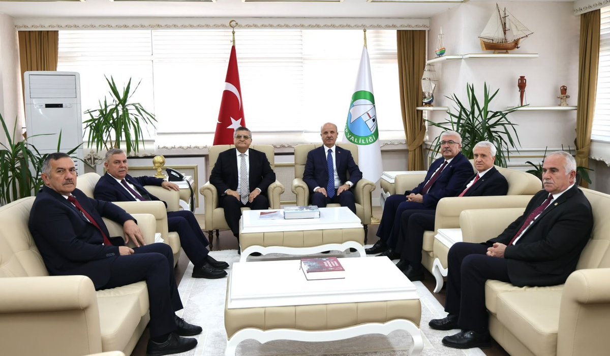 erolozvar's tweet photo. 📍 Sinop

Karadeniz’in eşsiz kıyılarında, tarihî ve kültürel birikimiyle öne çıkan güzel şehrimiz Sinop’tayız.

Programımız kapsamında ilk olarak Sinop Valisi Sayın @mustafaozarslnn’ı makamında ziyaret ettik. Görüşmemizde şehrin yükseköğretim imkânları ve üniversitemizin bölgeye sunduğu katkılar üzerine fikir alışverişinde bulunduk.

Ardından @sinopuniversity Rektörü @ProfDrSTasdemir hocamızla bir araya gelerek üniversitemizin akademik çalışmaları, bölgesel ihtisaslaşma hedefleri ve önümüzdeki döneme ilişkin planlarını ele aldık.

Nazik ev sahiplikleri için Sayın Valimize ve Rektör Hocamıza teşekkür ediyorum.