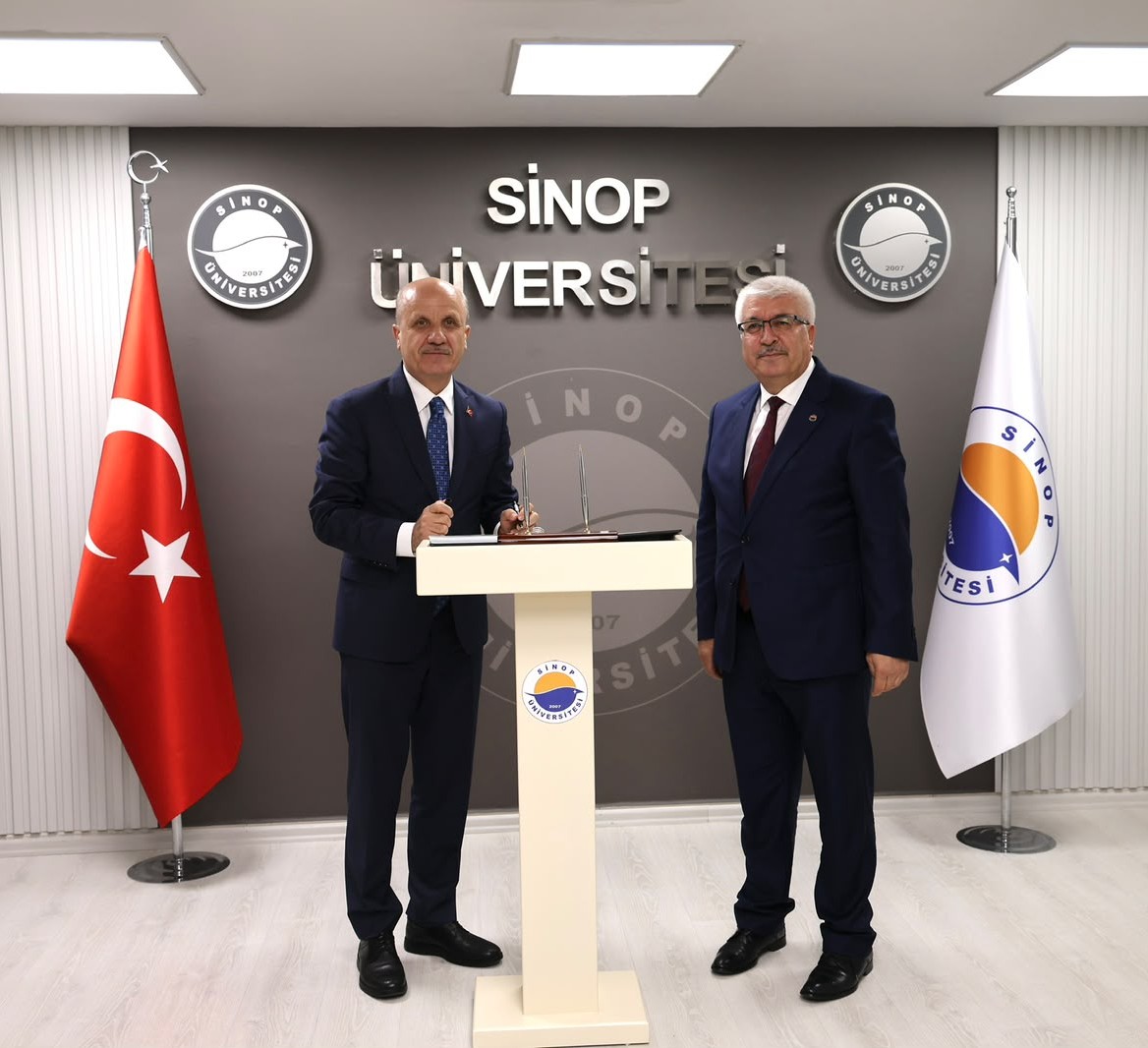 erolozvar's tweet photo. 📍 Sinop

Karadeniz’in eşsiz kıyılarında, tarihî ve kültürel birikimiyle öne çıkan güzel şehrimiz Sinop’tayız.

Programımız kapsamında ilk olarak Sinop Valisi Sayın @mustafaozarslnn’ı makamında ziyaret ettik. Görüşmemizde şehrin yükseköğretim imkânları ve üniversitemizin bölgeye sunduğu katkılar üzerine fikir alışverişinde bulunduk.

Ardından @sinopuniversity Rektörü @ProfDrSTasdemir hocamızla bir araya gelerek üniversitemizin akademik çalışmaları, bölgesel ihtisaslaşma hedefleri ve önümüzdeki döneme ilişkin planlarını ele aldık.

Nazik ev sahiplikleri için Sayın Valimize ve Rektör Hocamıza teşekkür ediyorum.
