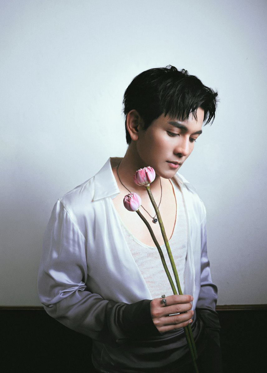 Bunterngonline's tweet photo. “กัน นภัทร” คัมแบ็ก! ส่งซิงเกิลใหม่ “พิราลัย” ถ่ายทอดคำมั่นรักแท้ มีให้เธอเพียงคนเดียว ที่ได้ร่วมงานกับ LOVEiS

“ร้อยพันคาถา ไม่สู้เพียงหนึ่งวาจา” เพราะคำว่ารักจากหัวใจ ไม่จำเป็นต้องอาศัยมนตร์คาถาหรือเล่ห์กลใด ๆ หากเป็นความรู้สึกจริงแท้ที่พร้อมมอบให้ใครสักคนจนหมดหัวใจ ถ่ายทอดผ่าน “พิราลัย” บทเพลงรักหวานซาบซึ้งจาก “กัน นภัทร” ที่ได้มาร่วมงานกับ LOVEiS ENTERTAINMENT พร้อมถ่ายทอดเสน่ห์ของความรักอันงดงามผ่านถ้อยคำและท่วงทำนองที่ลึกซึ้งกินใจ

“พิราลัย” ผลงานการประพันธ์คำร้องและทำนองโดย “เจนจิรา เฉียงเอก” ถ่ายทอดเรื่องราวความรักผ่านน้ำเสียงอันทรงพลังและนุ่มลึกของ “กัน นภัทร” ที่ถ่ายทอดอารมณ์และกลิ่นอายความเป็นไทย พร้อมสื่อถึงความรักและความจริงใจได้อย่างมีเสน่ห์ เติมเต็มบทเพลงให้มีความละมุนและสง่างามยิ่งขึ้นด้วยเสียงแซกโซโฟนสุดคลาสสิกจาก “Koh Mr.Saxman” ที่มาร่วมบรรเลงโซโล่ เพิ่มมิติทางดนตรีและความอบอุ่นให้บทเพลงรักเพลงนี้อย่างลงตัว

ซึ่งบทเพลงนี้ได้รับแรงบันดาลใจมาจากเรื่องราวความรักของ “ขุนแผน” และ “นางพิมพิลาไลย” ที่ถูกนำมาตีความผ่านมุมมองของชายผู้มีความรักมั่นคงต่อหญิงคนเดียว โดยไม่จำเป็นต้องอาศัยมนตร์คาถาหรือถ้อยคำหวานหรูมากมาย หากเป็นความรู้สึกจริงแท้ที่พร้อมยืนยันผ่านคำพูดจากหัวใจว่า คนรักมีความหมายมากเพียงใด เพราะบางครั้งเพียงคำรักจากใจ ก็มีพลังมากกว่าคาถานับร้อยพัน และอาจทำให้คนคนหนึ่งพร้อมมอบหัวใจให้ใครสักคนจนแทบ “พิราลัย”

ร่วมสัมผัสเสน่ห์ของบทเพลงรักผ่านเสียงร้องของ “กัน นภัทร” ในเพลง “พิราลัย” ได้แล้ววันนี้บนทุกแพลตฟอร์มสตรีมมิง ติดตามความเคลื่อนไหวได้ที่ Facebook / Youtube: Gun Napat, Instagram / TikTok: @gunnapat23 และ Facebook: LOVEiS / X, Instagram: @LOVEiS_ent

MV LINK :  https://t.co/C9TEFJy0ve

#พิราลัย_กันนภัทร
#GunNapat
#LOVEiSENTERTAINMENT