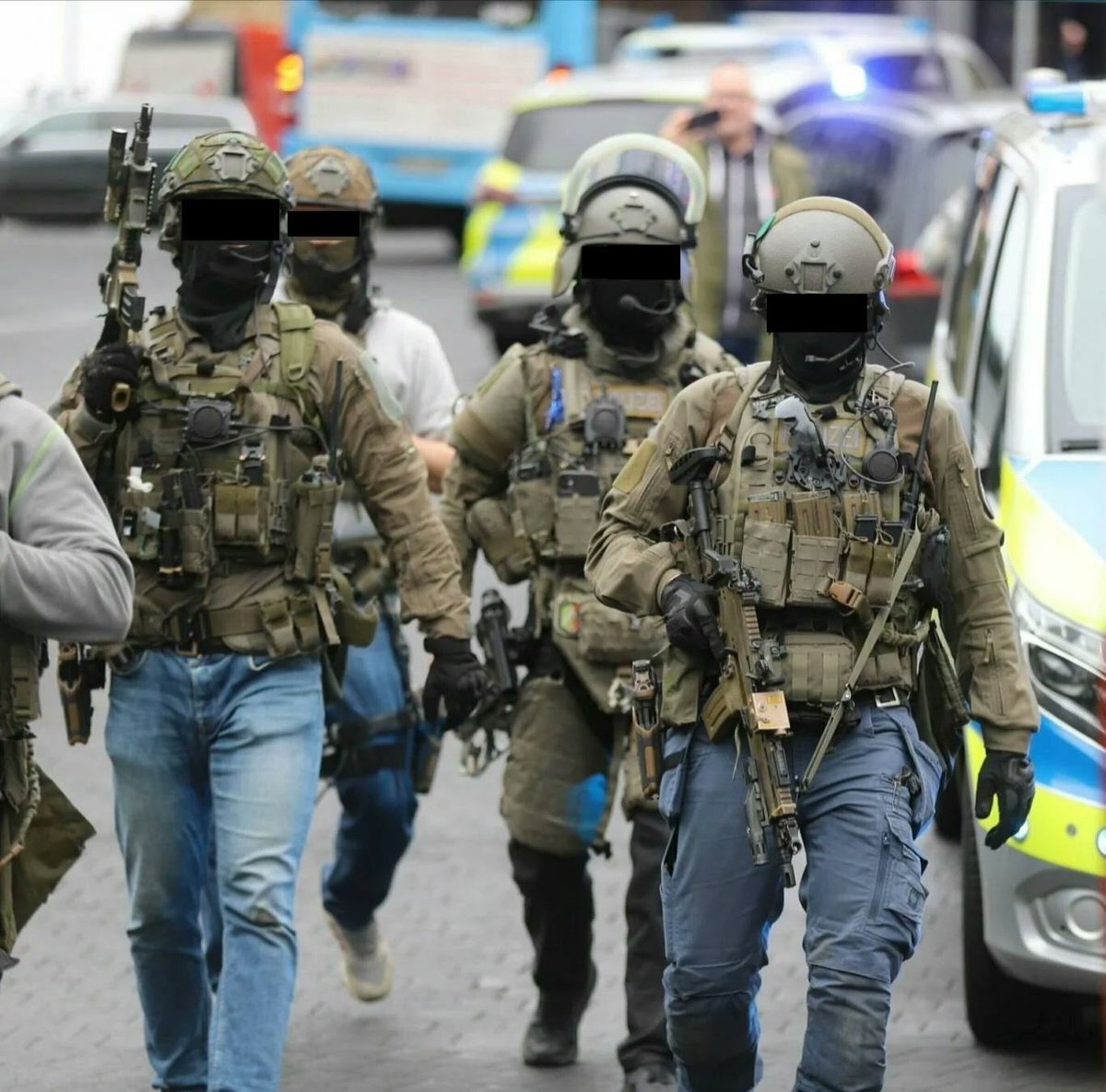 duke_nara's tweet photo. ドイツ警察特殊部隊員🇩🇪

ゴリゴリにカスタムされたSCAR https://t.co/iQheAU4iTv