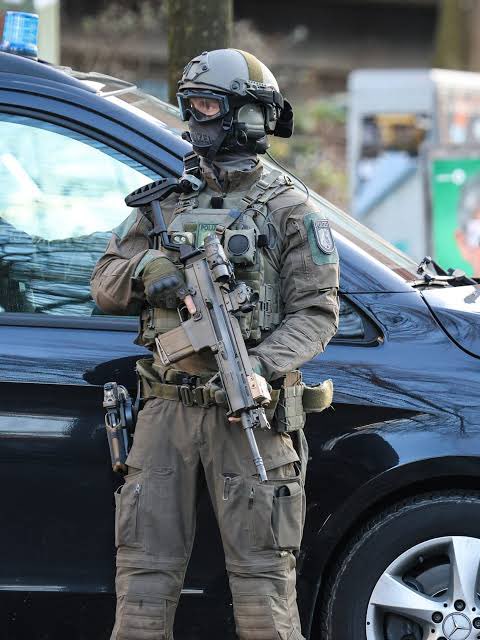 duke_nara's tweet photo. ドイツ警察特殊部隊員🇩🇪

ゴリゴリにカスタムされたSCAR https://t.co/iQheAU4iTv
