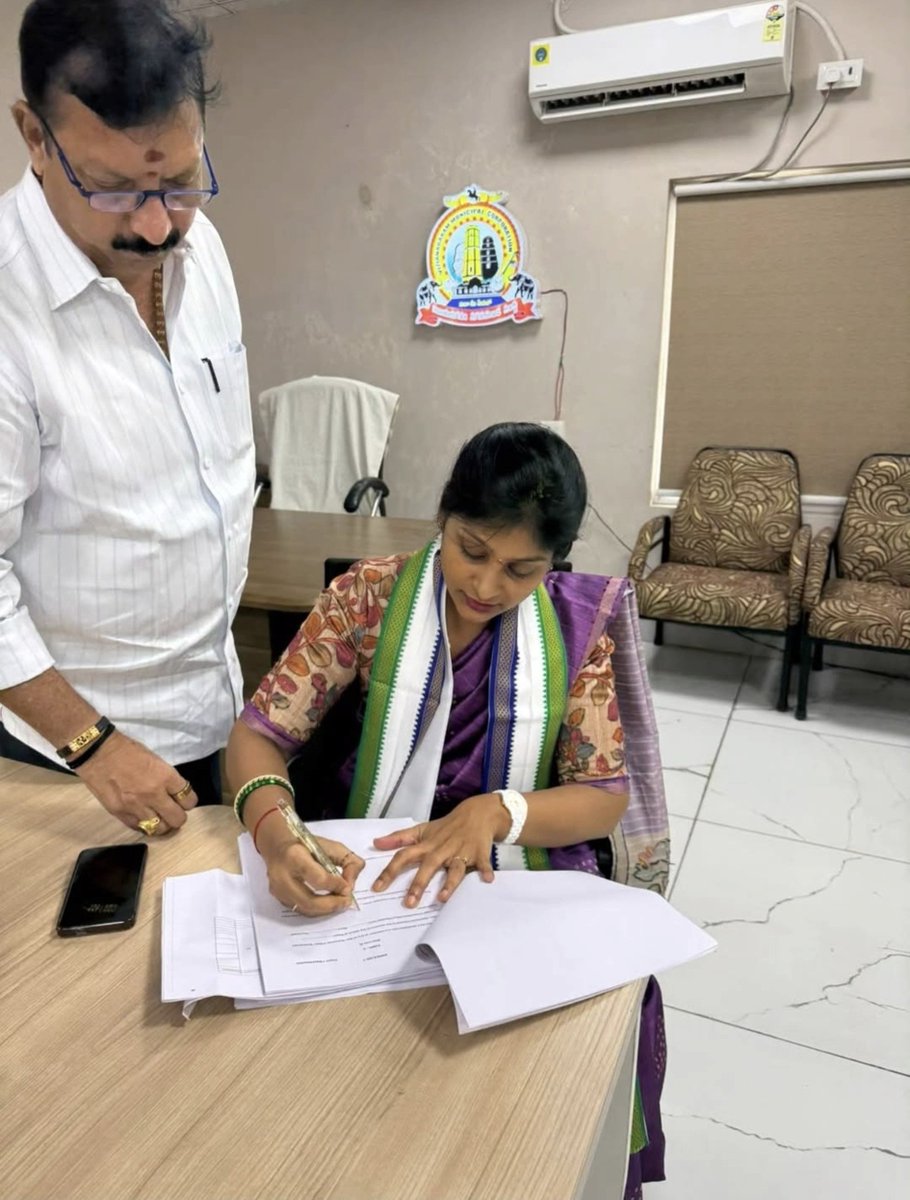 YSJ2024's tweet photo. విజయనగరం YSRCP మేయర్ అభ్యర్థిగా నామినేషన్ దాఖలు చేసిన కోలగట్ల శ్రావణి. https://t.co/sSMbbx2913