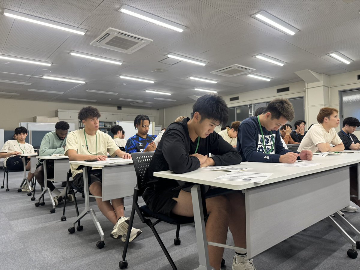 OSAKA__BLUTEON's tweet photo. 🔷ブルテオン情報🔷 
先日は選手、スタッフ全員で「コンプライアンス研修」を実施しました📖￼✨
#大阪ブルテオン
#OSAKABLUTEON https://t.co/4WP5fMn4h4