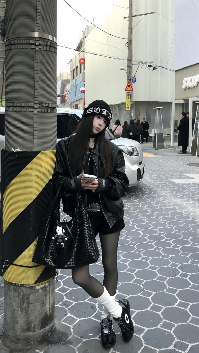 Nara18254's tweet photo. Korean street snap, oversized black leather jacket with knit beanie, all-black outfit, full sweet and cool vibe. #koreanstreetstyle #darkoutfit https://t.co/uMAQFmq4IM