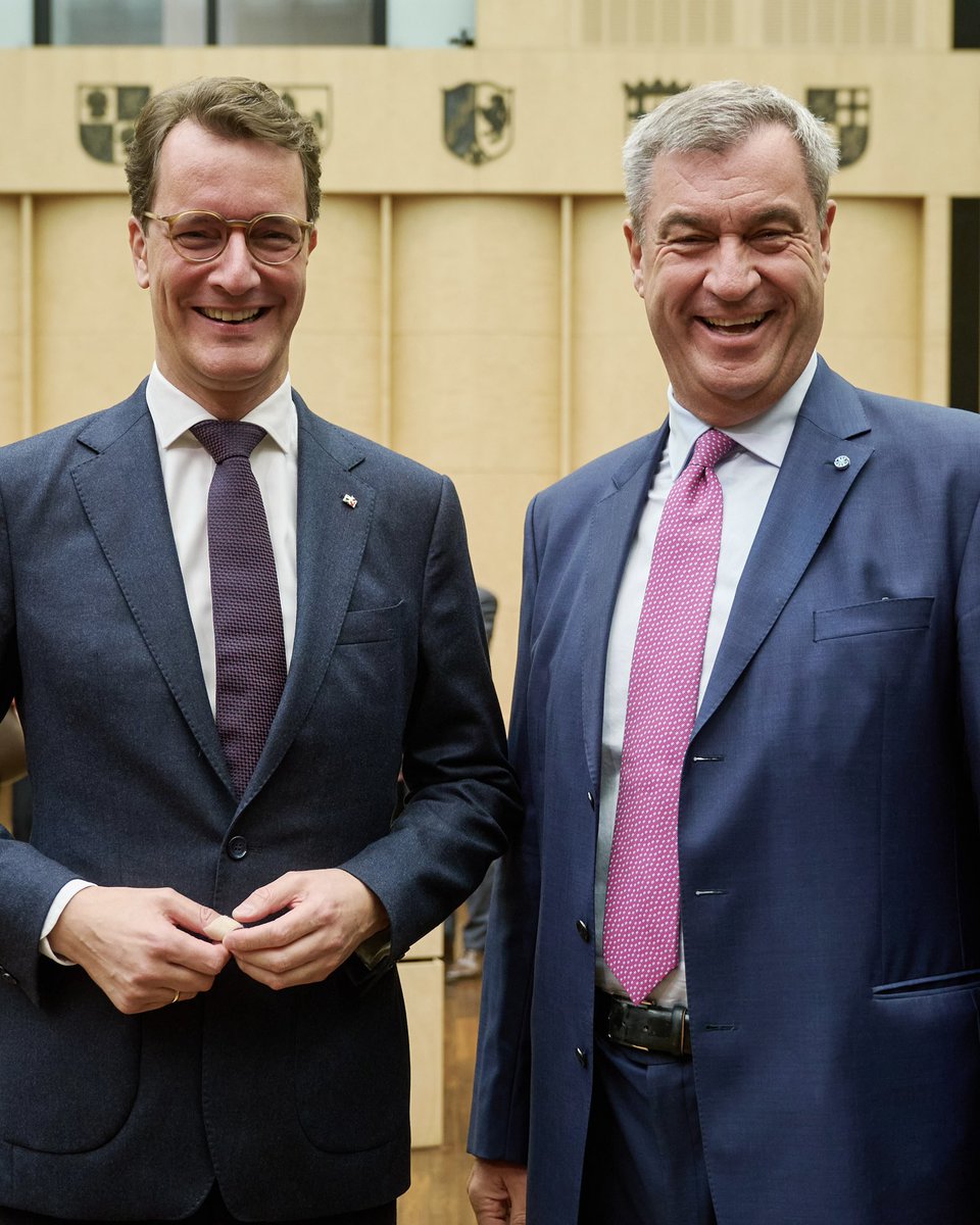 Markus_Soeder's tweet photo. Der @bundesrat ist eine tragende Säule unserer Demokratie und des Föderalismus. Hier gestalten die Länder die Politik im Bund aktiv mit, bringen Gesetze ein und stoßen Veränderungen an. Nur mit starken Ländern ist ganz Deutschland als Einheit stark. Heute war dazu im #Bundesrat turnusgemäß der Wechsel im Vorsitz: Danke an Andreas Bovenschulte aus Bremen für seinen Einsatz als Bundesratspräsident im vergangenen Jahr. Jetzt übernimmt Hendrik Wüst aus NRW - herzlichen Glückwunsch und viel Erfolg! Im kommenden Jahr darf Bayern dann den Vorsitz gestalten – eine große Ehre und eine wichtige Aufgabe für uns als Freistaat. Am 3. Oktober 2028 wird der Tag der Deutschen Einheit dann in Nürnberg gefeiert. Bayern ist jede Bundesratssitzung immer mit unseren Fachministern rund um Staatskanzleiminister Dr. Florian Herrmann @fwhfreising vertreten. Neu dabei: Unser Justizminister Josef Schmid.