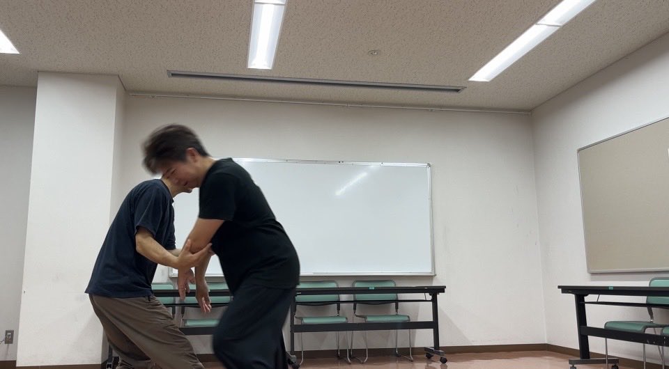 tsucchan8949's tweet photo. 10/14（水）ですが、18時から瀬谷センターにて、ぬーぽんさんとマンツーマンで推手の練習会を行いました💪

最初と最後の30分ずつは、3〜4割の力で試合形式の練習を行い、それ以外の時間は推手フェスタの「崩しチャレンジ」ルールに合わせた練習を行いました。 https://t.co/WJ2dNvizOL