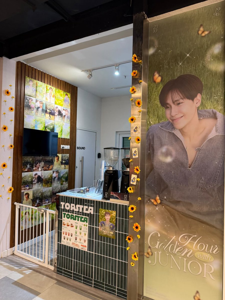 woodawadoo's tweet photo. ขึ้นโปรเจคเสร็จแล้วค่า จูจู้เต็มไปหมด💕✨

🌻 𝓖𝓸𝓵𝓭𝓮𝓷 𝓱𝓸𝓾𝓻 𝔀𝓲𝓽𝓱 𝓙𝓾𝓷𝓲𝓸𝓻 💛🦋

🗓️ : 19 - 31 Oct. 2026
📍 : toastea , B2 floor GMM building
🕗 : 10:00 am - 17:00 pm
            
#goldenhourwithjunior
 #junniorrs @jnnrrs 

📌ส-อา ร้านปิดแต่แวะไปถ่ายรูปกันได้นะคะ💛💙

Thx n' @pnxizee ที่ไปจัดร้านให้คับ เริ่ดๆๆๆ👏🏻👏🏻👏🏻