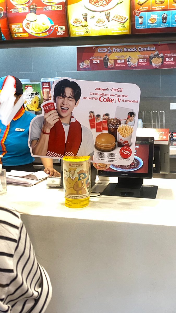 Kyeoptae7's tweet photo. taehyung coca cola for jollibee naman😮‍💨❤️✋🏼 https://t.co/xacsPOaUKl