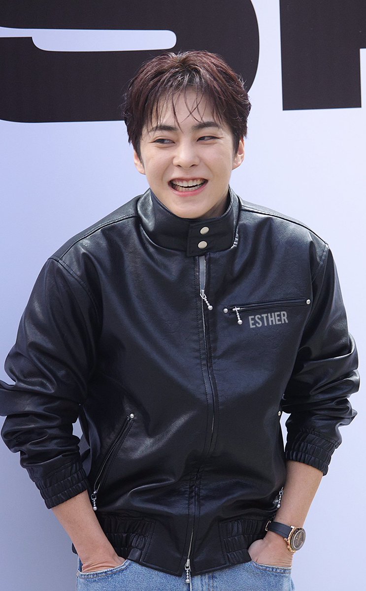 moredayswithxiu's tweet photo. trying to pull a serious face but he's got the ijbolitis gene https://t.co/wuRSrmP7OT