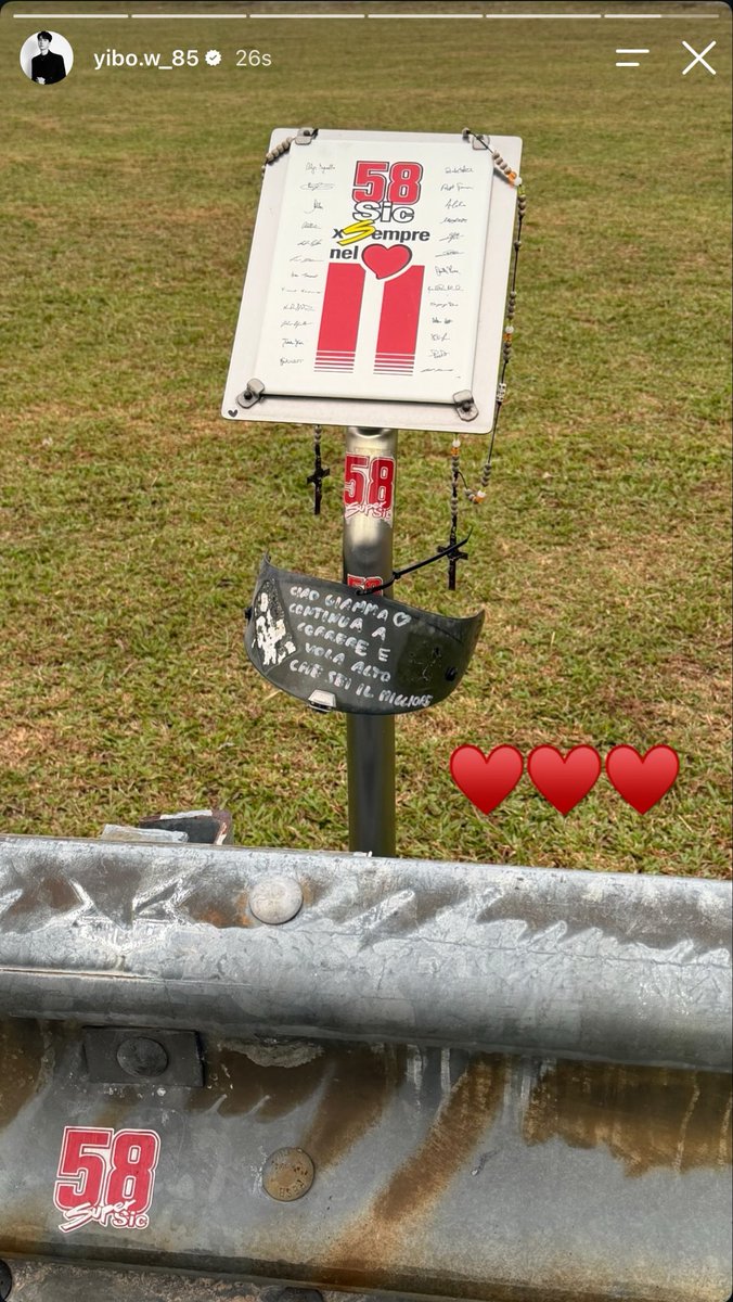 amxamor's tweet photo. น้องป๋อ Respect ทุกคนจริงๆ ตรงนี้เป็นจุดรำลึกถึงคุณ Marco Simoncelli หรือฉายา Sic #58 นักแข่งมอเตอร์ไซค์ชาวอิตาลี ที่เสียชีวิตจากอุบัติเหตุระหว่างการแข่งขัน MotoGP ที่สนามเซปัง หมายเลขประจำตัวคือ 58 กับสีแดง🥺♥️ https://t.co/3Xzg2tSYM5