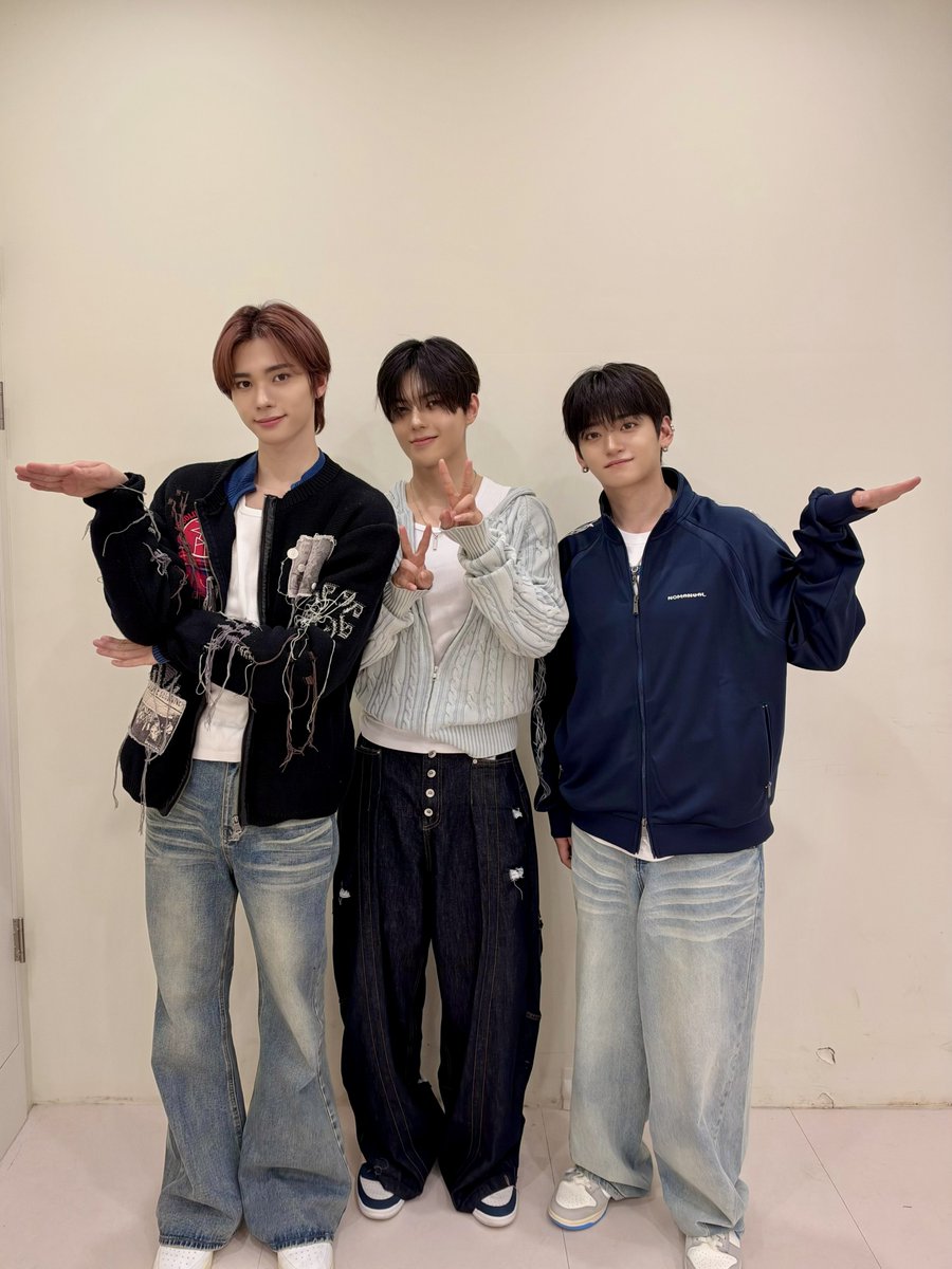 FG_Enter_JP's tweet photo. 〖#WHIB〗

🍒ユニット撮影会のポーズを公開 第1弾！🍒

一緒に撮影するなら、どのポーズがお気に入り？👀📸

WHIBと一緒に撮影できる特別なユニット撮影会✨
メンバーとどんなポーズで撮るか、今から考えておいてくださいねෆ

AnDのみなさんのご参��をお待ちしています✨

📅 販売期間：10月18日23:59まで！

🔗 詳細：https://t.co/olrw5MQM95
🔗 購入：https://t.co/pIR576Se6w

@whib_official

#휘브 #フィブ
#CHERRYPIE #WHIB_CHERRYPIE