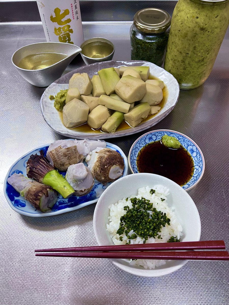 ohaziki9078's tweet photo. 拵えました🧑‍🍳採れたて里芋の煮っころがし、手作り酢橘胡椒添え、衣かつぎ  わさび醤油で、紫蘇の実の塩漬け乗せご飯 大好きな七賢の冷酒でKPだっしゃ🙏 #ノリラジフード #MM食事部 #里芋三昧 https://t.co/dqJ8cE23At