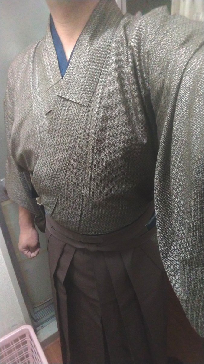shingumaru's tweet photo. 今日はこちらの着物

かなり前に戻橋様で入手した着物

そして、いつもの幾つかある袴のうち今日は茶色のやつです https://t.co/xLkW20sWTf
