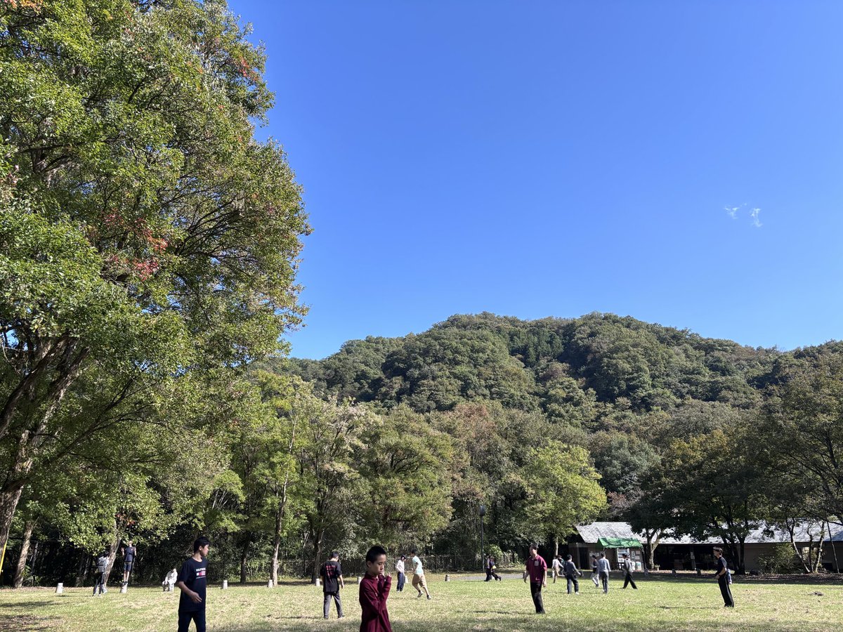 sumida_tokushi's tweet photo. 中学部２年移動教室
10月15･16日に神奈川県相模原市緑区の藤野芸術の家へ行って来ました。芝生広場でのレクリエーションや工作室でのお皿への絵付け体験をしました。2日間、晴天にも恵まれて楽しく有意義な活動ができました。 https://t.co/ewPQ3atQS4