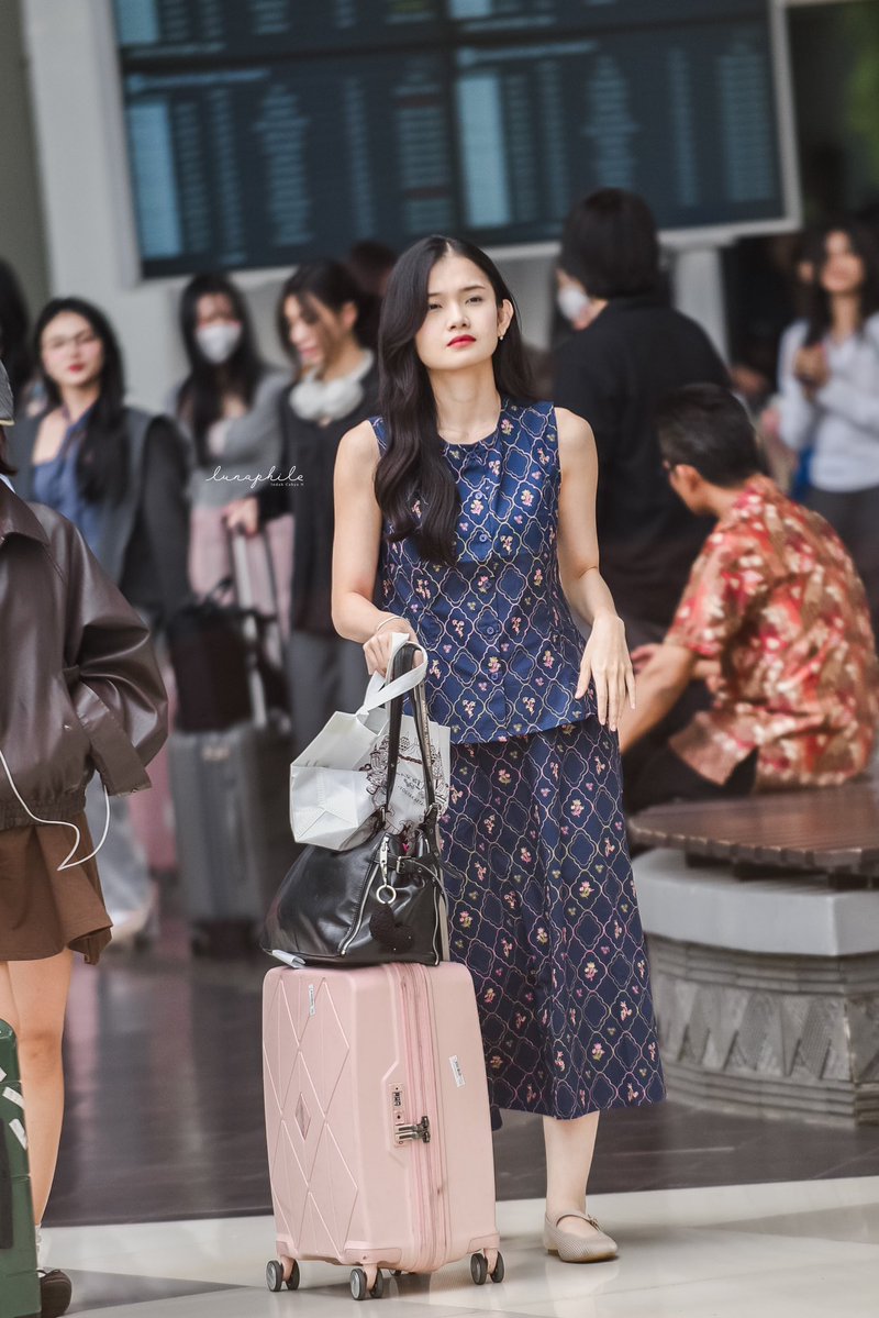 lunaphile13's tweet photo. Rest well @C_IndahJKT48 🤍

161026 CGK🛬
#JKT48AirportFashion https://t.co/Dwyj0WmjDH