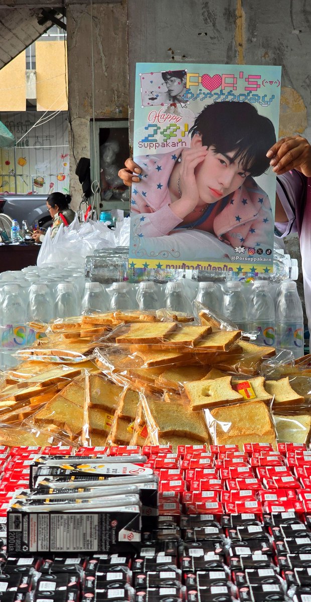 Thamboon888's tweet photo. เนื่องในโอกาสวันเกิด @Porsuppakarn 
ทางวาวา (แฟนคลับ) จึงอยากเลี้ยงอาหารผู้สูงอายุและผู้ที่ต้องการทุกท่าน ในนามของน้องป๋อ อยากส่งมอบมื้ออาหารอีก 1 มื้อเพื่อให้ทุกท่านได้อิ่มท้อง ขอให้ทุกท่านมีความสุขกับมื้ออาหารที่เราตั้งใจส่งมอบนะคะ

ขอให้น้องป๋อสุขภาพร่างกายแข็งแรง เป็นที่รักของผู้พบเห็นและมีแต่คนรักและเอ็นดู 🐻‍❄️🩵

ขอขอบคุณทางร้านและพี่ ๆ ที่เป็นตัวแทนแจกจ่ายข้าวกล่องที่เป็นธุระและสะพานบุญให้ในครั้งนี้นะคะ 🙏🏻💘

#HappyPorDay  #24thHBDPOR  #Porsuppakarn #ป๋อศุภการ