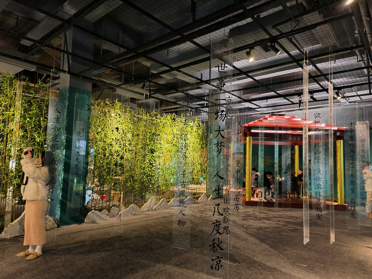 jo0oj_3's tweet photo. [Inside the chamber, the curtains billow grandly as the exhibition unfolds, every detail telling a vivid story.]， https://t.co/6NKUynoObX